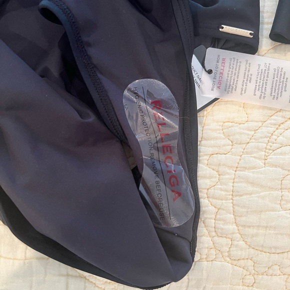 Black long sleeve swim/board suit - Picture 6 of 7